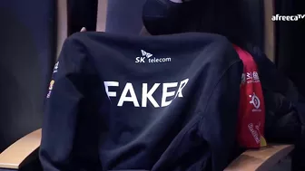 Faker's reaction to his fan doing the Faker roll | T1 Stream Moments | T1 cute moments