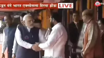 PM Modi के कैमरे मे आए CM Eknath Shinde धक्का देकर किया Side, बन गया मजाक