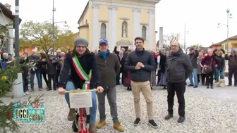 Caro bollette: L'albero di Natale illuminato... pedalando in bici -Oggi è un altro giorno 14/12/2022