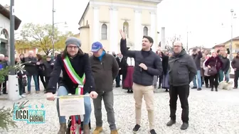 Caro bollette: L'albero di Natale illuminato... pedalando in bici -Oggi è un altro giorno 14/12/2022