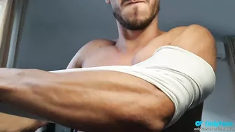 DOMINANT BODYBUILDER flexing Muscles