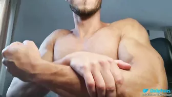 DOMINANT BODYBUILDER flexing Muscles