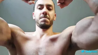 DOMINANT BODYBUILDER flexing Muscles