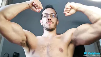 DOMINANT BODYBUILDER flexing Muscles