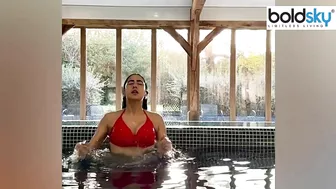 Sara Ali Khan Pink Bikini पहन Swimming Pool में लगाई आग, UK Vacation पर...। Boldsky *Entertainment