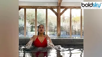 Sara Ali Khan Pink Bikini पहन Swimming Pool में लगाई आग, UK Vacation पर...। Boldsky *Entertainment