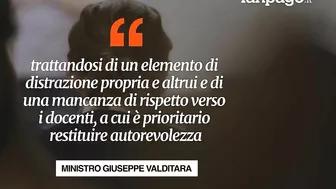 Cellulari in classe, arriva la circolare di Valditara: “Non si va a lezione per distrarsi”