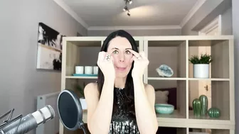 The 1 Technique You Need To Reduce Puffiness Under Your Eyes