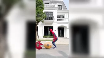 Compilation of funny videos and fighting with pac man of Spider Man's Funny Green