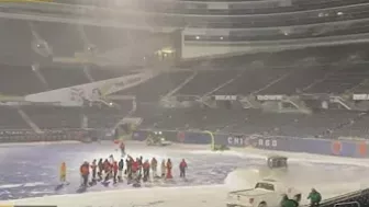 Crews at Soldier Field prepare for frigid Bears game on Christmas Eve