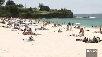 Thousands of Australians flock to the beach to cool off for Christmas | ABC News