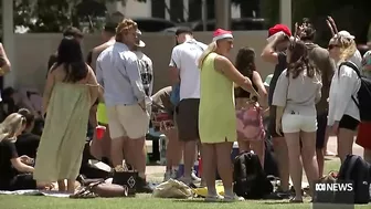 Thousands of Australians flock to the beach to cool off for Christmas | ABC News