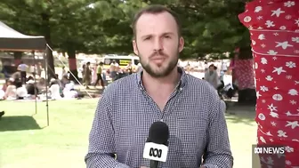 Thousands of Australians flock to the beach to cool off for Christmas | ABC News