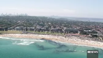 Thousands of Australians flock to the beach to cool off for Christmas | ABC News