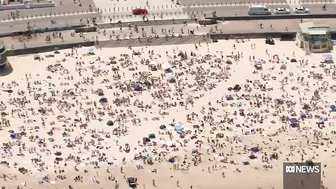 Thousands of Australians flock to the beach to cool off for Christmas | ABC News