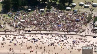 Thousands of Australians flock to the beach to cool off for Christmas | ABC News