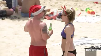 Thousands of Australians flock to the beach to cool off for Christmas | ABC News