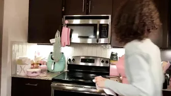 Bimbo Burns Herself on Cooking Stream