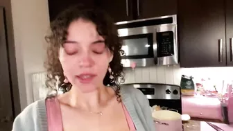 Bimbo Burns Herself on Cooking Stream