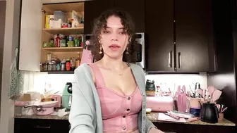 Bimbo Burns Herself on Cooking Stream