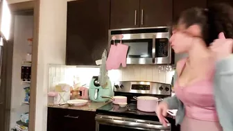 Bimbo Burns Herself on Cooking Stream