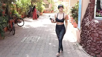 పవన్ కళ్యాణ్ ఐటమ్ పోరి????| Malaika Arora Latest Video Spotted Outside Yoga Class | Movie Blends