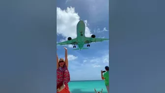 Very low pass ! Maho Beach, Sint Maarten SXM ???????? Princess Juliana Airport