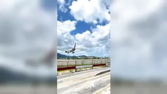 Very low pass ! Maho Beach, Sint Maarten SXM ???????? Princess Juliana Airport