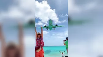 Very low pass ! Maho Beach, Sint Maarten SXM ???????? Princess Juliana Airport