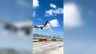 Very low pass ! Maho Beach, Sint Maarten SXM ???????? Princess Juliana Airport