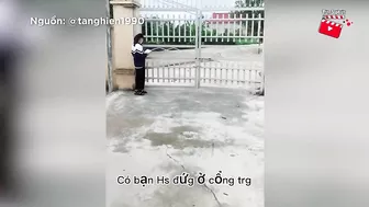 Ngày họp phụ huynh, em học sinh 'ĐỨNG TRƯỚC CỔNG TRƯỜNG' và lý do xúc động phía sau | Tin 3 Phút