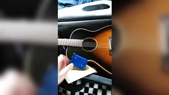 Acoustic Guitar MusicNomad Humitar Humidifier Tip - How To Use Without Stretching Strings