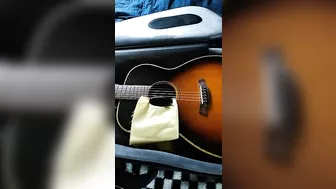 Acoustic Guitar MusicNomad Humitar Humidifier Tip - How To Use Without Stretching Strings