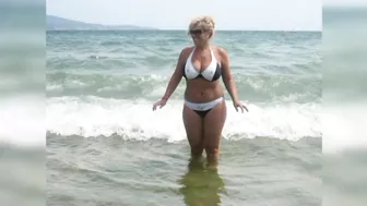 Bikini. Attractive mature women from all over the world. Bikinis. Attraktive reife Frauen.