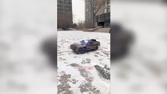 Experience playing with remote control off-road models on snowy roads