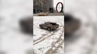 Experience playing with remote control off-road models on snowy roads