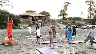 Foreigners practice Yoga at Yoga Village on Arambol beach!