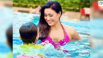 Shweta Tiwari In Pink Bikini Chilling With Son Reyaansh In A Pool