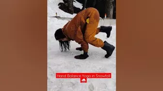 Advance yoga balance in snowfall ????️????️@fitglories