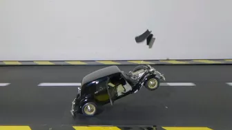 Model Citroen vs Slingshot On Treadmill