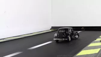 Model Citroen vs Slingshot On Treadmill