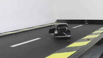 Model Citroen vs Slingshot On Treadmill