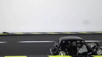 Model Citroen vs Slingshot On Treadmill