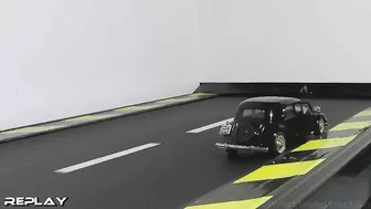 Model Citroen vs Slingshot On Treadmill