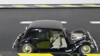 Model Citroen vs Slingshot On Treadmill