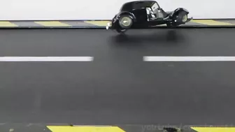 Model Citroen vs Slingshot On Treadmill