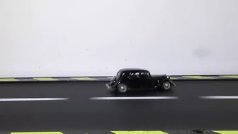 Model Citroen vs Slingshot On Treadmill