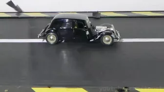 Model Citroen vs Slingshot On Treadmill