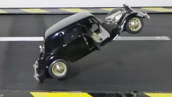 Model Citroen vs Slingshot On Treadmill