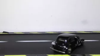 Model Citroen vs Slingshot On Treadmill